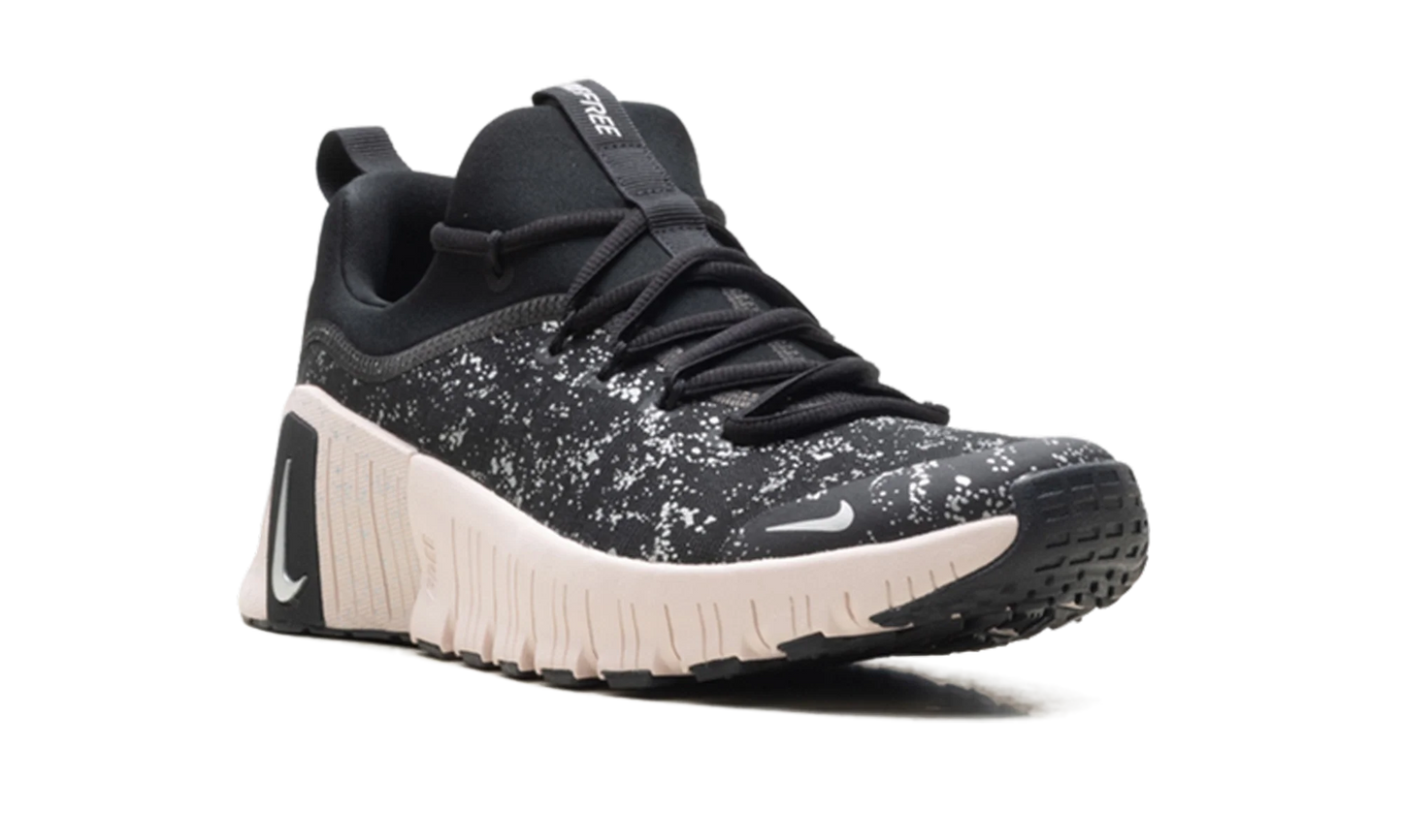 Free Metcon 6 SE WMNS "Black Silt Red" HV2017 001