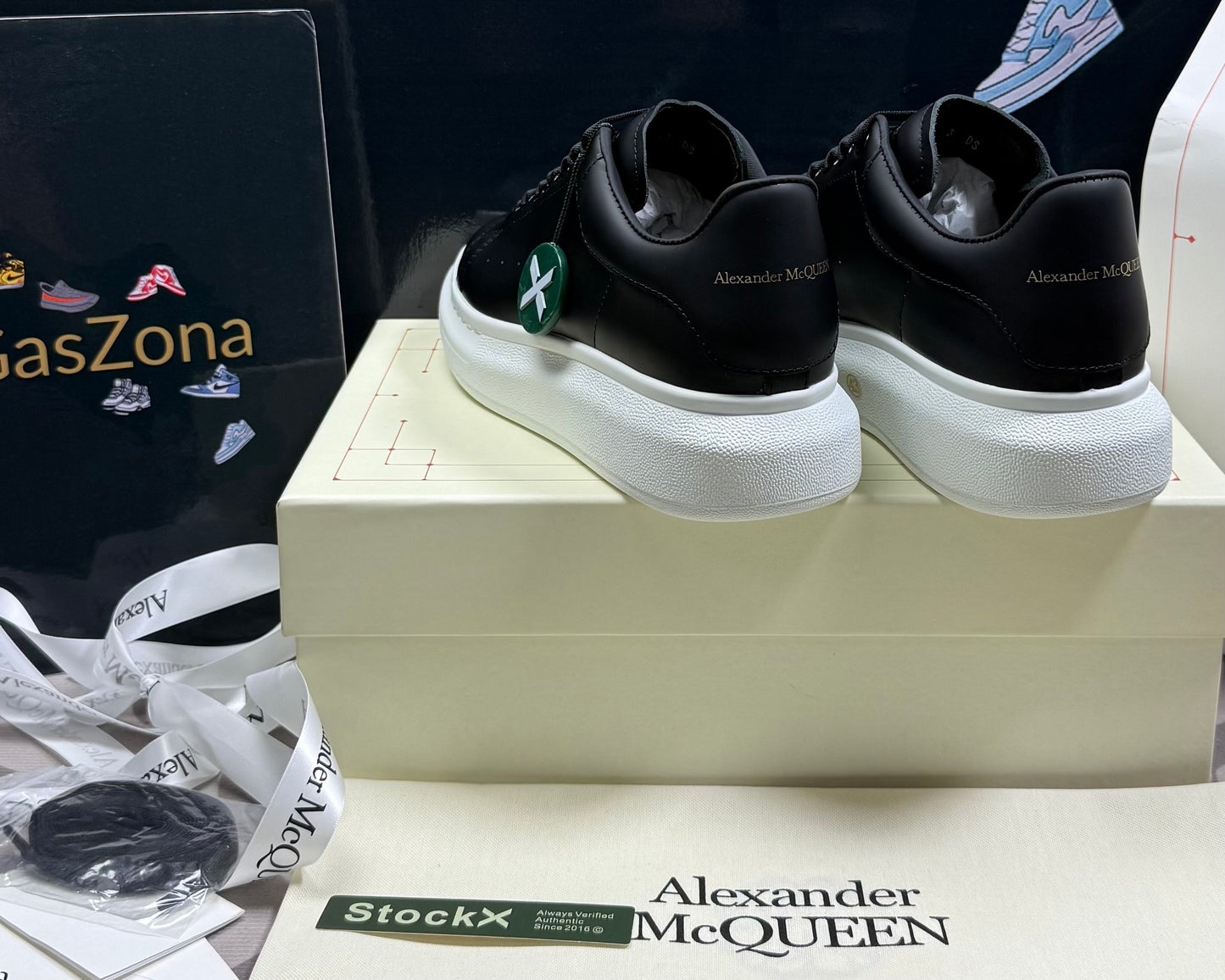 Oversized Black White Sole