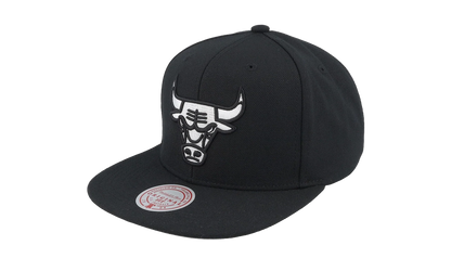 NBA Evergreen Black White Snapback Cap "Chicago Bulls - Black" HS8547 CBUBLCK