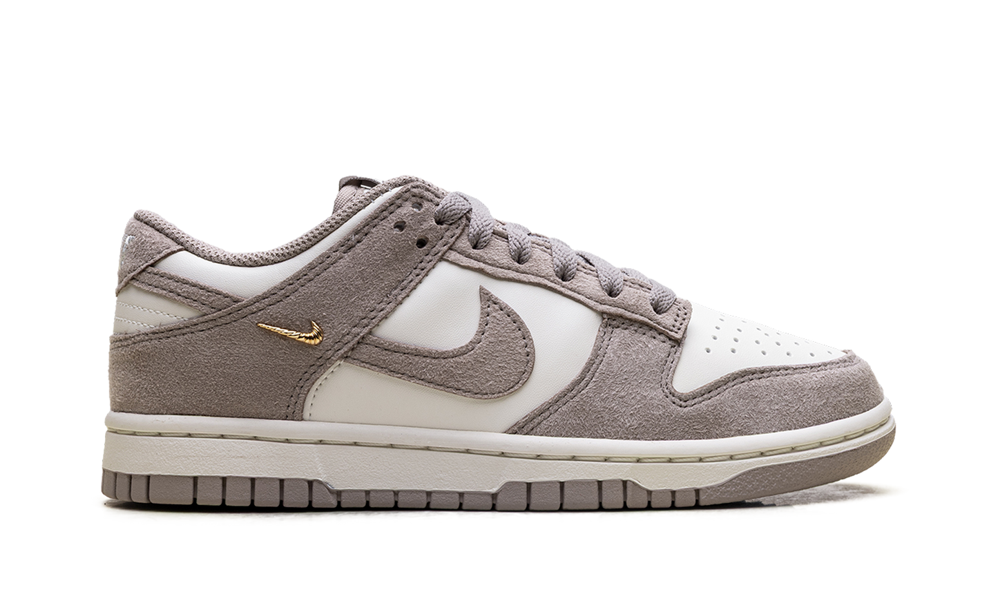 Dunk Low WMNS"Malt Gold Mini Swoosh" IB4417 105