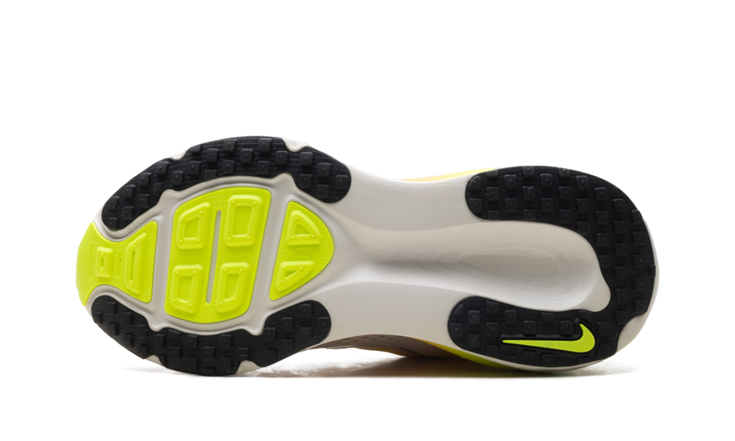 Vomero 18 WMNS"Phantom Light Wild Mango Volt" HM6804 002
