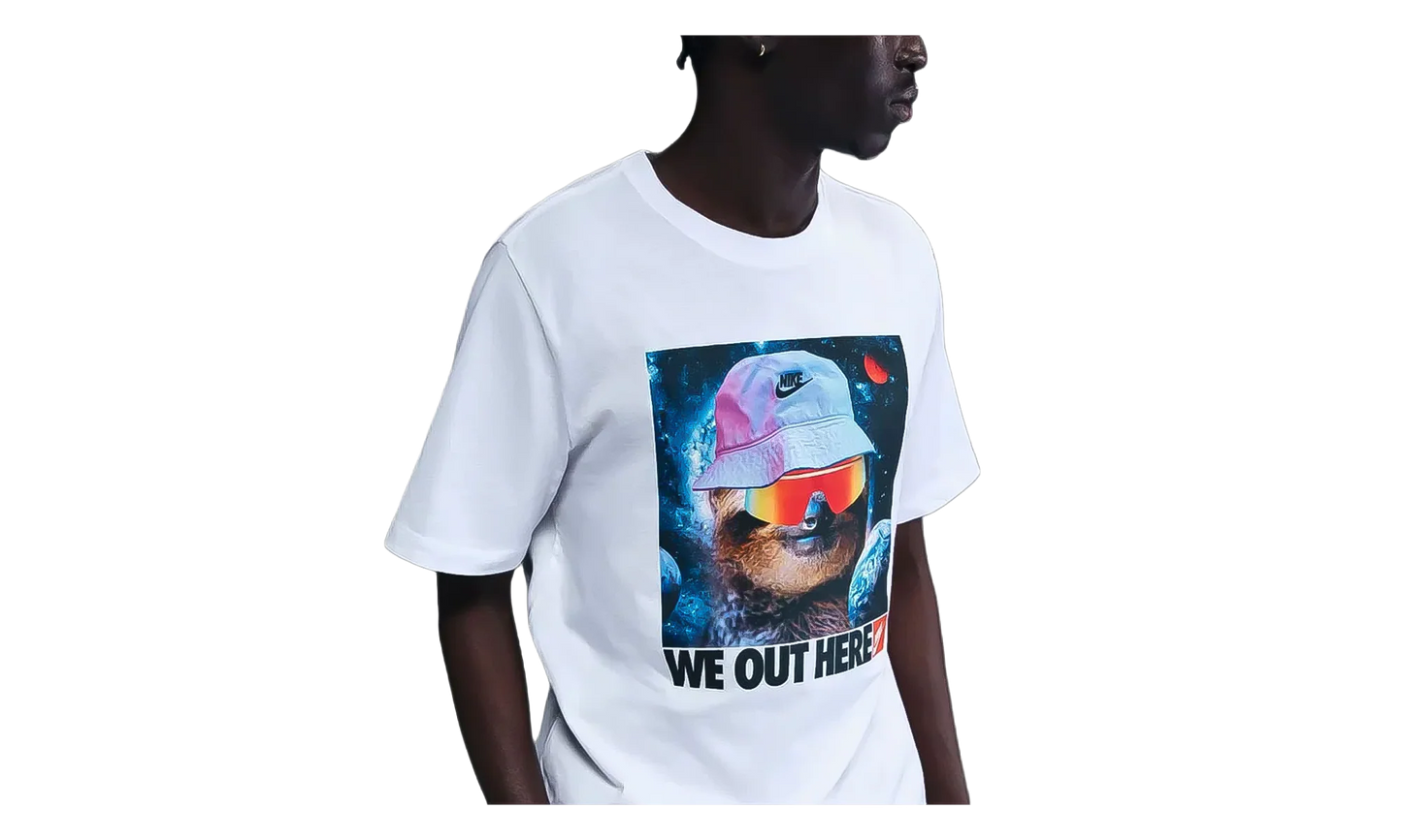 Sportswear Classic T‑Shirt "We Out Here" HJ0752 100