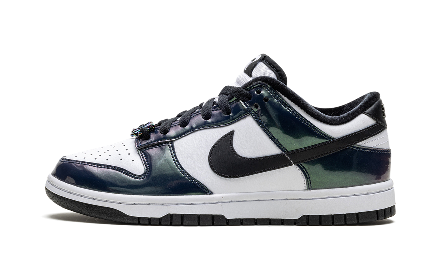 Dunk Low SE WMNS"Just Do It Iridescent" FQ8143 001