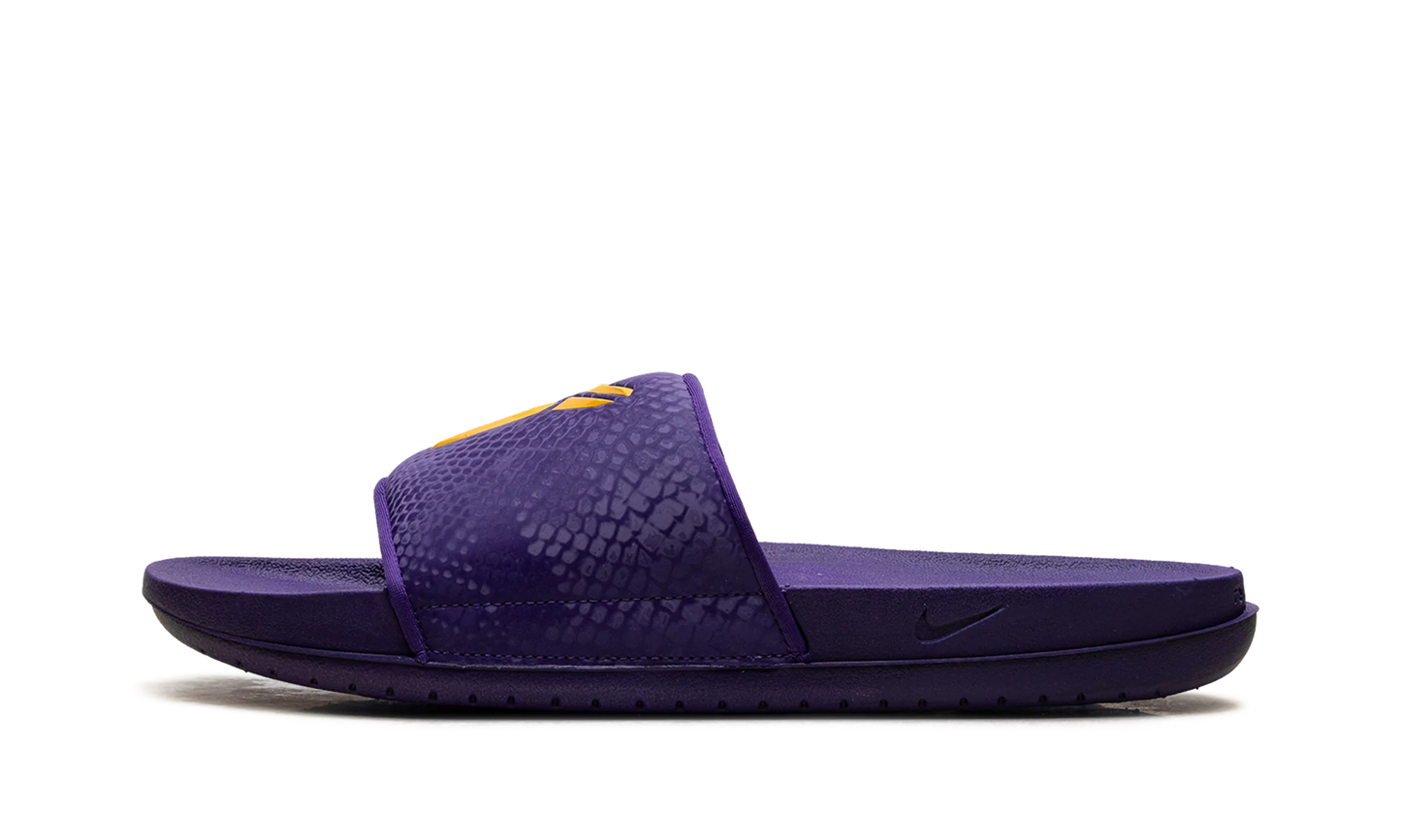Kobe Offcourt Slide "Purple University Gold" IF2870 500