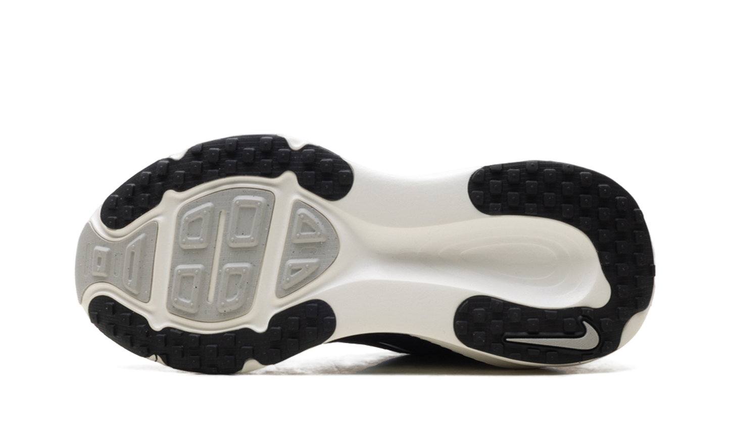 Vomero 18 WMNS"Black Summit White" HM6804 005