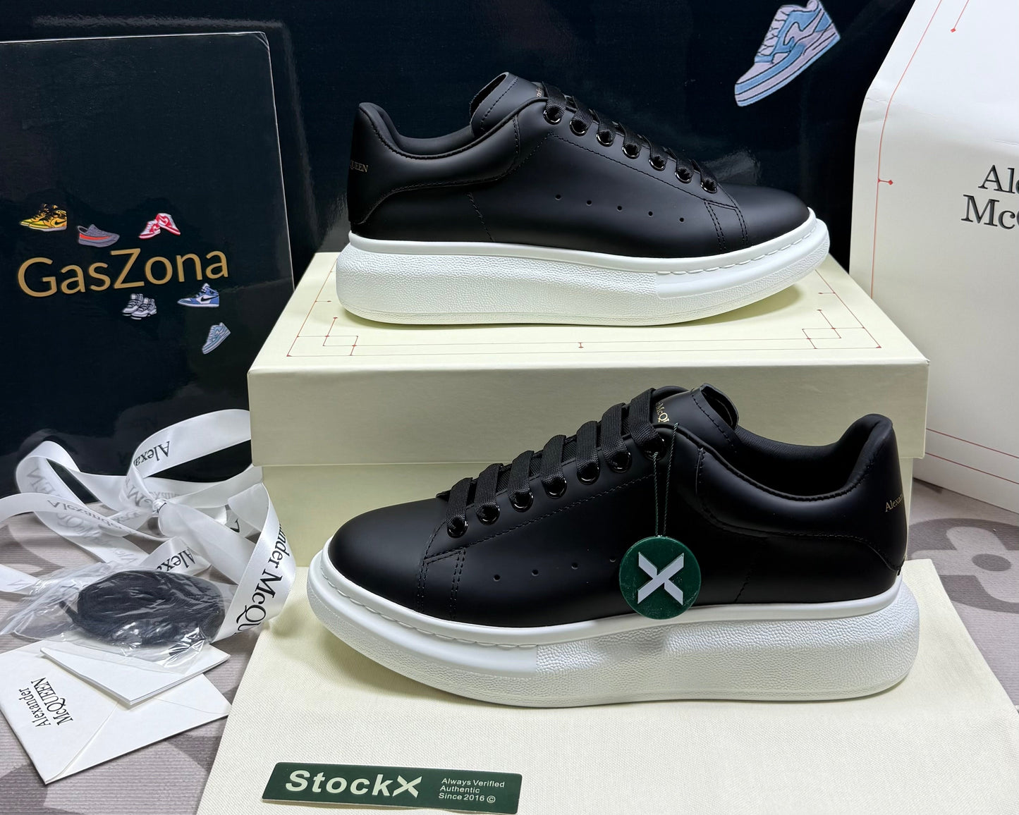 Oversized Black White Sole
