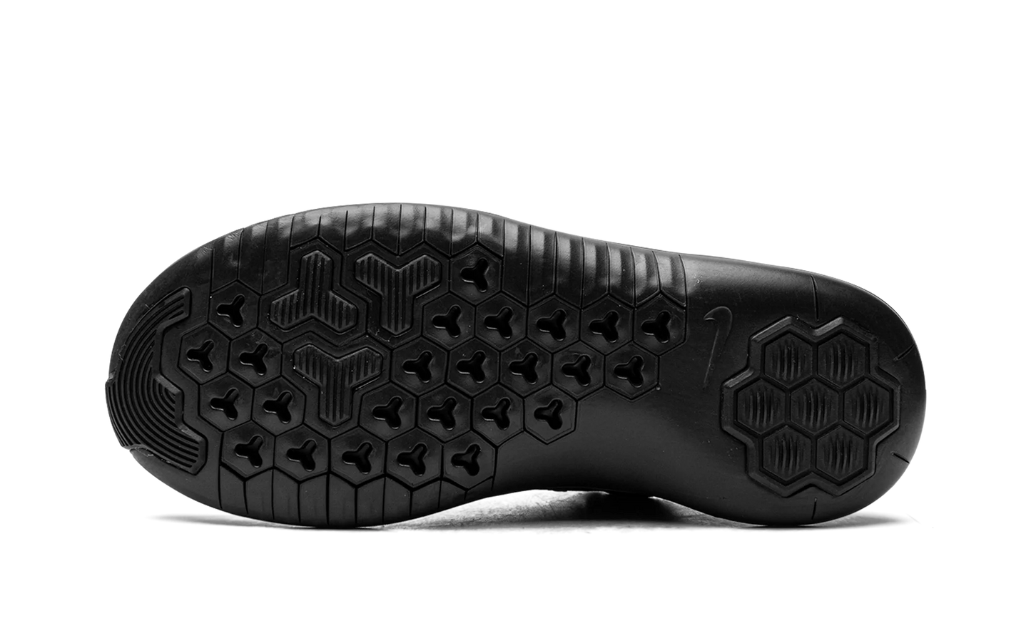 FREE TR 8 MNS WMNS "Triple Black" 942888 002