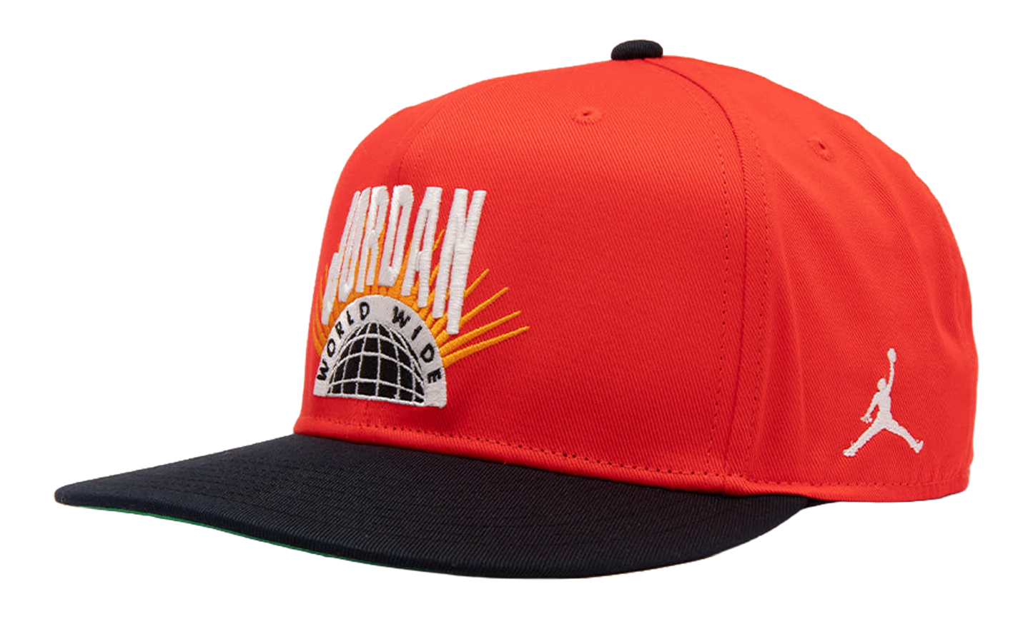 Jordan Essentials Pro Structured Flat Bill Hat "Chile Red / Kelly Green / Sail" IF3508 673