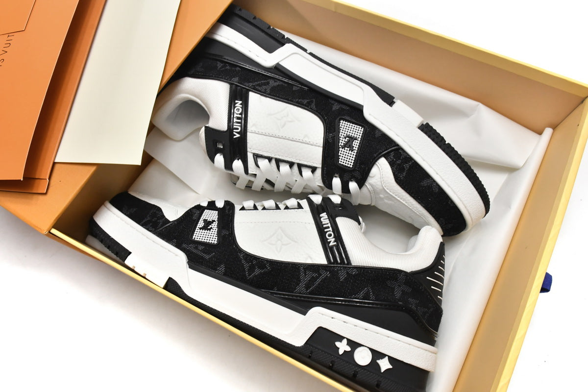 Trainer Black White