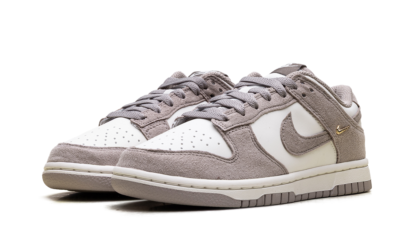 Dunk Low WMNS"Malt Gold Mini Swoosh" IB4417 105