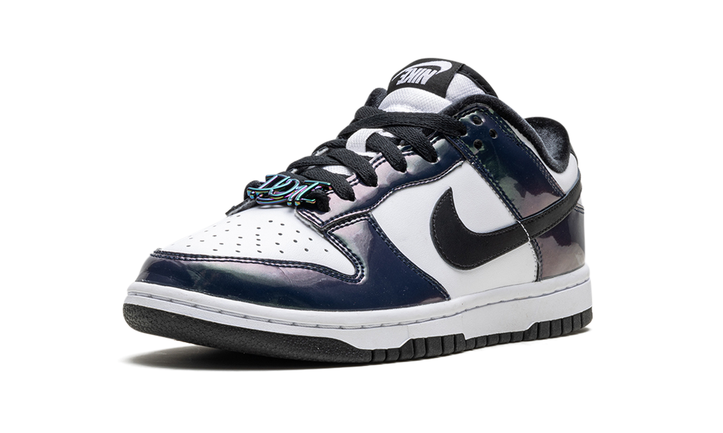Dunk Low SE WMNS"Just Do It Iridescent" FQ8143 001