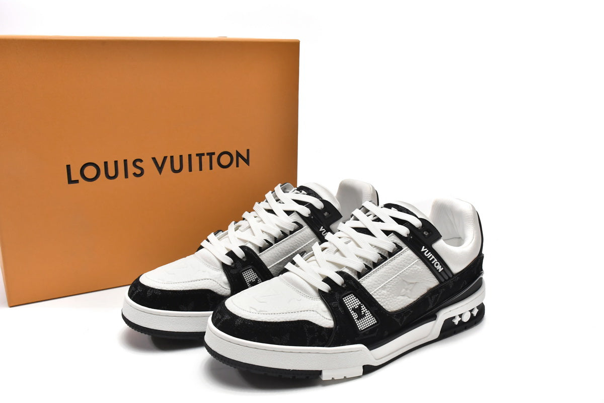 Trainer Black White