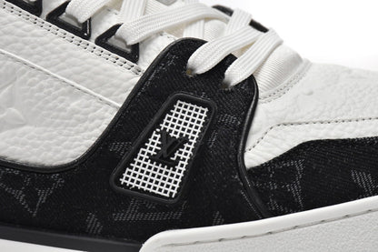 Trainer Black White
