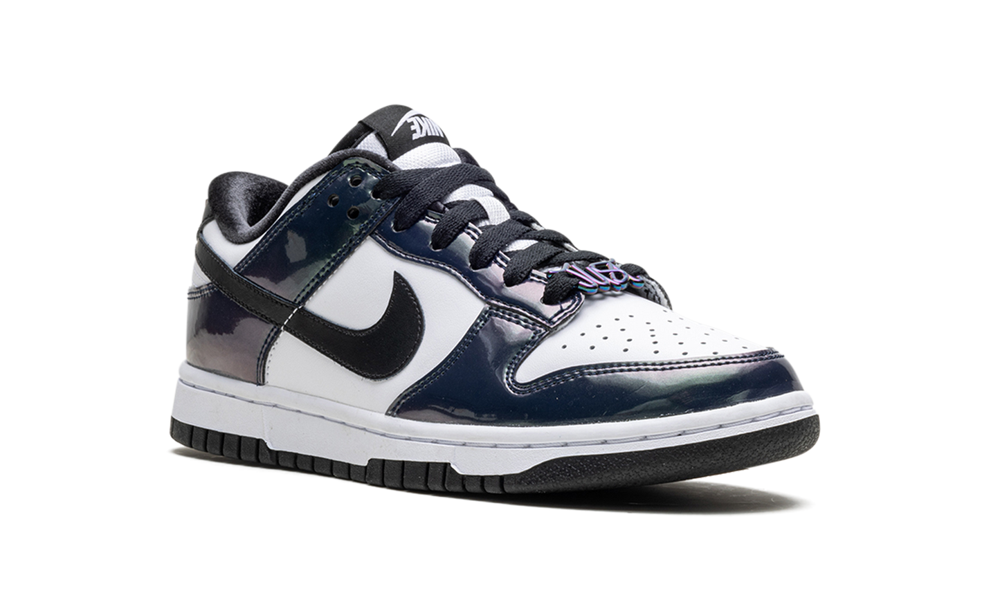 Dunk Low SE WMNS"Just Do It Iridescent" FQ8143 001