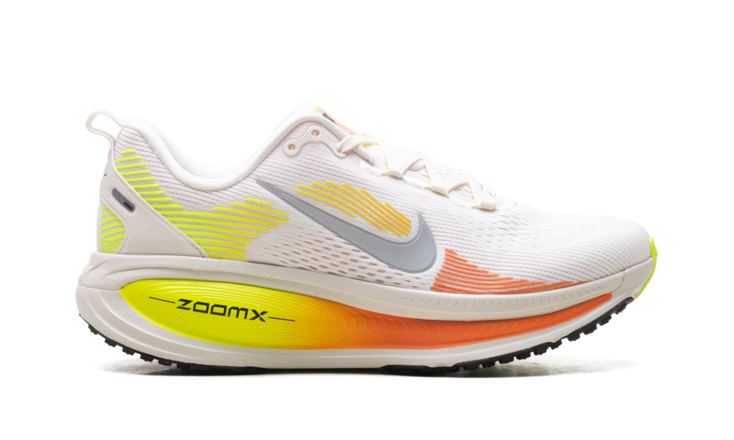 Vomero 18 WMNS"Phantom Light Wild Mango Volt" HM6804 002