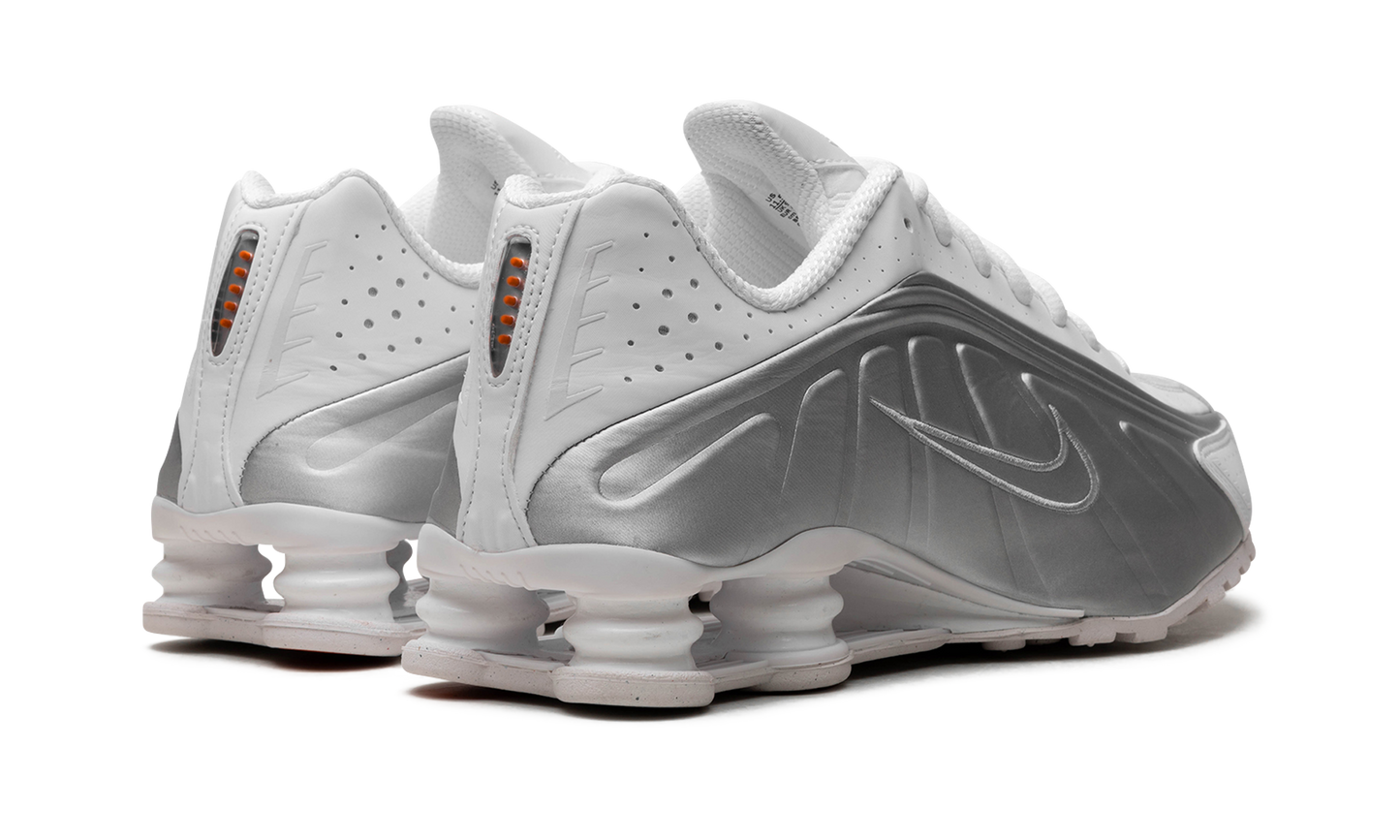SHOX R4 MNS WMNS"Metallic silver" AR3565 101