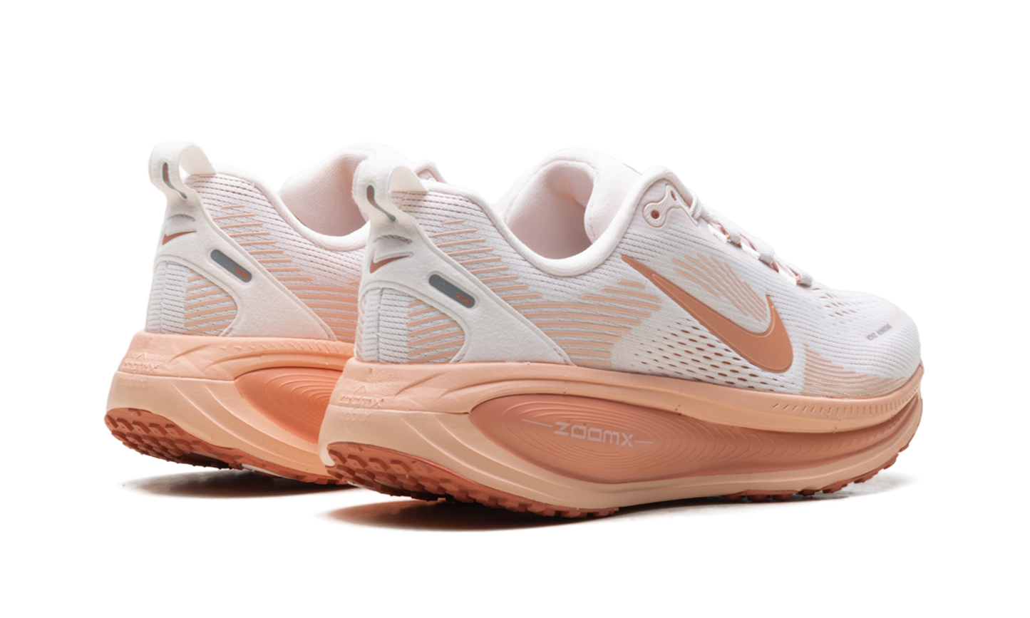 Vomero 18 WMNS"Light Soft Pink Light Madder Root Arctic Orange Madder Root" HM6804 601